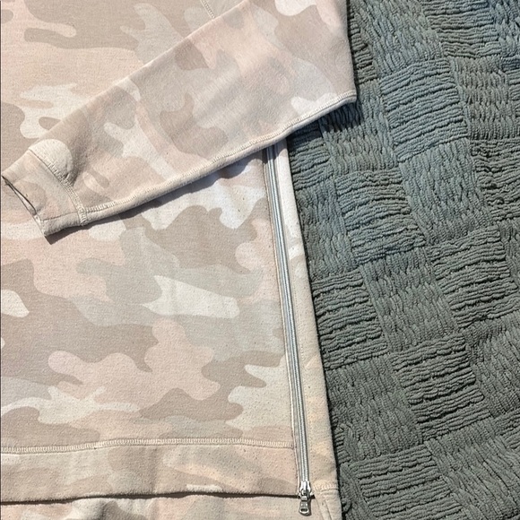 Stella & Dot camo side zip high low tunic - Picture 5 of 6